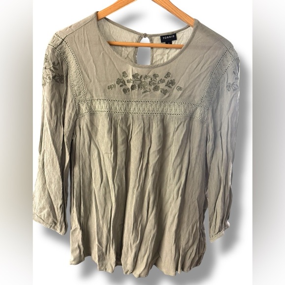 Torrid Crinkle Gauze Embroidered Top Sz 0X (14W) EUC - Picture 4 of 11